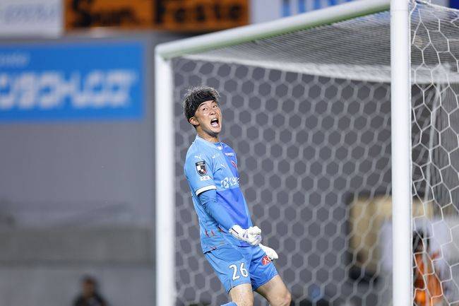 [사진] 발리슛으로 극적인 동점골을 터트린 교토 상가 골키퍼 오타 다케시.