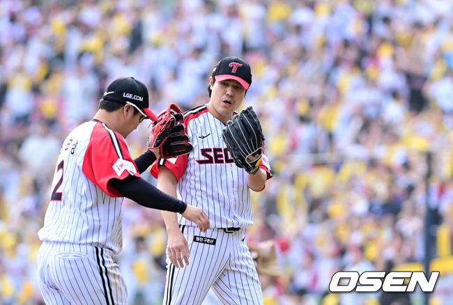 [OSEN=잠실, 지형준 기자] 23일 오후 서울 잠실야구장에서 2025 신한 SOL Bank KBO리그 LG 트윈스와 롯데 자이언츠의 경기가 열렸다.이날 LG는 손주영, 롯데는 박세웅을 선발로 내세웠다.8회초 2사 만루에서 LG 문보경이 롯데 손호영의 3루 라인드라이브 타구를 처리하며 김진성과 기뻐하고 있다. 2025.03.23 / jpnews@osen.co.kr