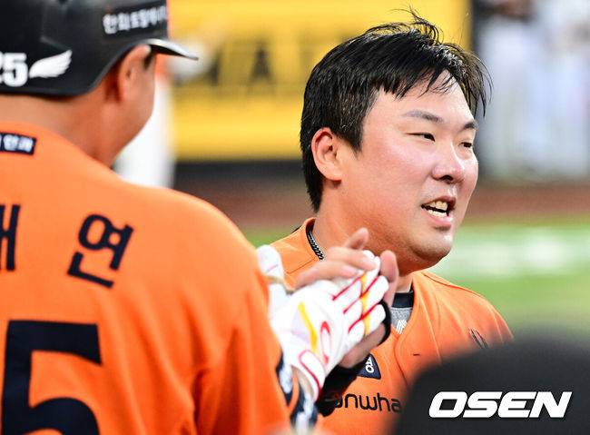 [OSEN=대전, 지형준 기자] 14일 대전 한화생명볼파크에서 2025 신한 SOL Bank KBO리그 한화 이글스와 LG 트윈스의 경기가 열렸다.LG가 40승 26패 1무(승률 .606)로 1위, 한화는 40승 27패(승률 .597)로 2위다. 0.5경기 차이다. 경기 결과에 따라 1위가 바뀔 수도 있다.&nbsp;이날 한화는 폰세, LG는 임찬규를 선발로 내세웠다.7회말 1사 1,3루에서 한화 안치홍이 황영묵의 스퀴즈 번트에 역전 득점을 올리며 동료선수들과 기뻐하고 있다. 2025.06.14 /jpnews@osen.co.kr
