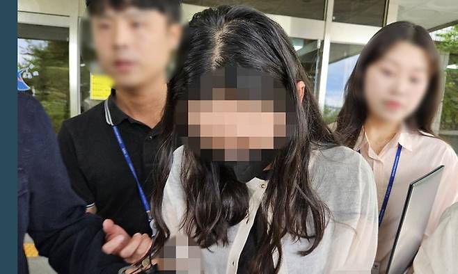시험기간 중 학교에 무단 침입한 혐의(건조물 침입 등)로 구속 영장이 청구된 전직 기간제 교사 (30대)가 지난 14일 대구지법 안동지원에서 구속 전 피의자 심문(영장실질심사)을 받은 후 이동하고 있다. 연합뉴스