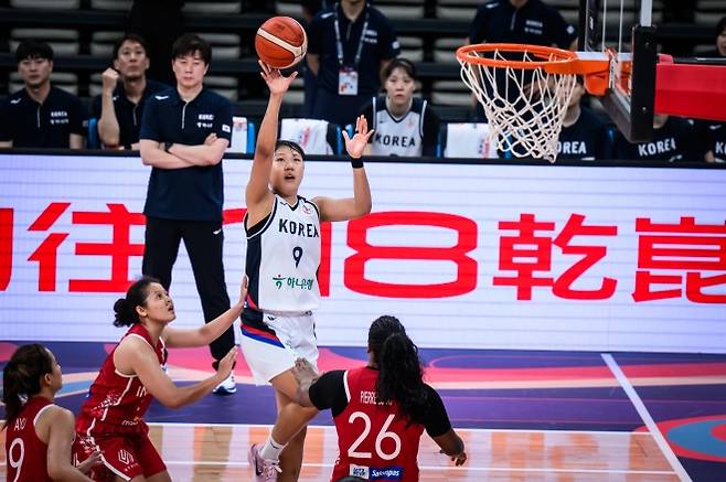 한국 여자농구 국가대표 박지현이 16일  중국 선전 스포츠센터에서 열린 2025 국제농구연맹(FIBA) 아시아컵 조별리그 인도네시아와의 A조 3차전에서 슛하고 있다. 국제농구연맹 제공