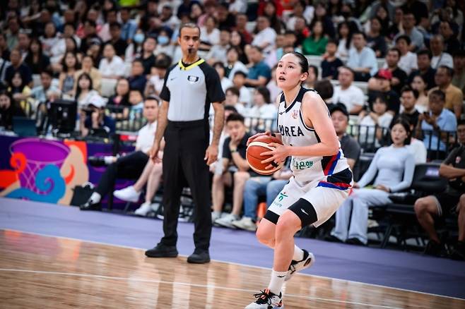 한국 여자농구 국가대표 최이샘이 15일  중국 선전 스포츠센터에서 열린 2025 국제농구연맹(FIBA) 아시아컵 조별리그 중국과의 A조 2차전에서 슛하고 있다. 국제농구연맹 제공