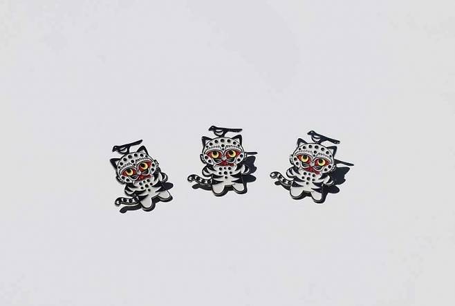 국립중앙박물관에서 판매하고 있는 까치 호랑이 배지.  국립중앙박물관 제공