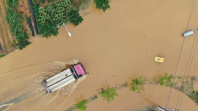 밤사이 내린 폭우로 침수된 도로 - 경기지역 곳곳에서 기록적 폭우가 내린 17일 경기 시흥시 정왕동 마전봉화교차로 일대 침수된 도로로 덤프트럭이 지나가고 있다. 2025.7.17 뉴스1