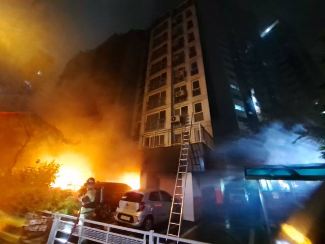 17일 오후 경기 광명시 소하동 한 아파트 주차장에서 화재가 발생했다. 사진 제공=경기도소방재난본부