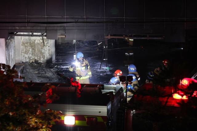 17일 주차장에 불이 난 경기도 광명시 소하동 한 아파트에서 소방대원들이 인명 수색을 하고 있다. 연합뉴스