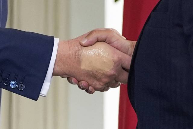 지난 16일(현지 시간) 백악관에서 바레인 살만 빈 하마드 알 칼리파 왕세자와 악수하는 도널드 트럼프(왼쪽) 대통령 손의 모습. AP연합뉴스