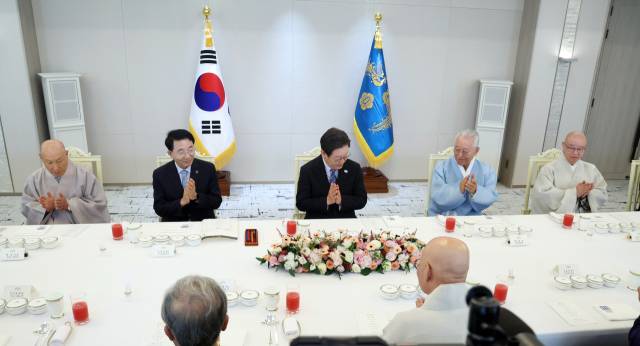 이이재명 대통령이 이달 9일 용산 대통령실에서 종교 지도자들과 오찬을 하고 있다. 연합뉴스