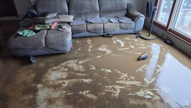 17일 오전 충남 서산에 많게는 400㎜ 넘는 물 폭탄이 쏟아진 가운데 음암면 유계리를 지나는 도당천이 범람하면서 물에 잠겼던 한 주택 거실이 난장판으로 변해 있다. 2025.7.17. 연합뉴스