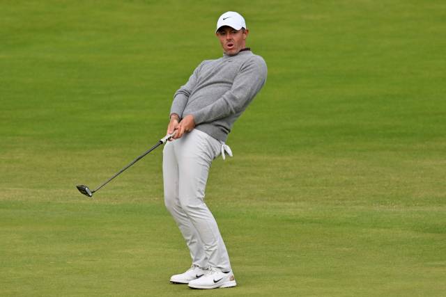 퍼팅한 공을 바라보고 있는 로리 매킬로이. 사진 제공=AFP연합뉴스