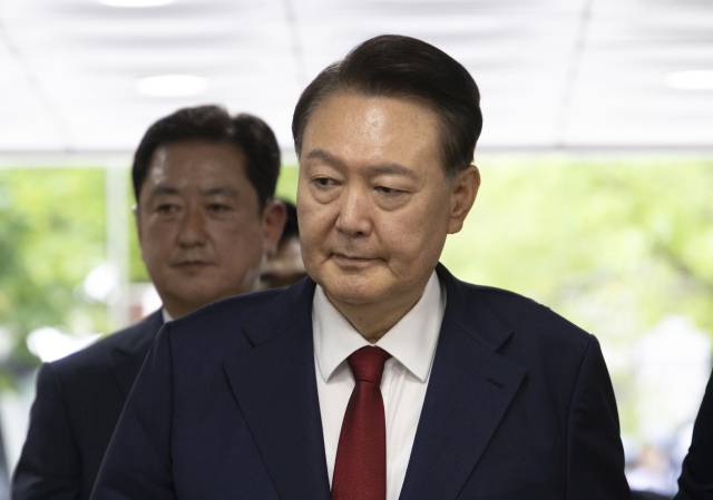 12·3 비상계엄과 관련해 특검의 수사를 받는 윤석열 전 대통령이 지난 9일 서울 서초구 서울중앙지법에서 열린 영장실질심사에 출석하기 위해 법정으로 향하고 있다. 사진공동취재단