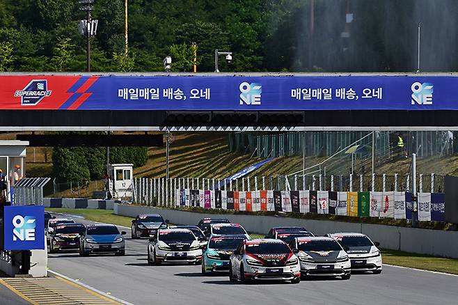 많은 관람객 앞에서 결승의 시작을 알린 프리우스 PHEV 클래스. 사진: 김학수 기자