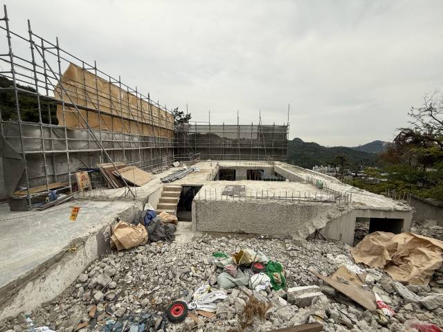서울시 우수건축자산이기도 한 '김창열 화가의 집'의 지붕을 포함한 지상부가 최근 철거됐다. 건물주인 종로구는 김창열기념관 조성을 위해 화가의 작업실이던 지하부만 남긴 채 건물을 새로 짓는 중이라고 밝혔다. /사진제공=평창동 주민