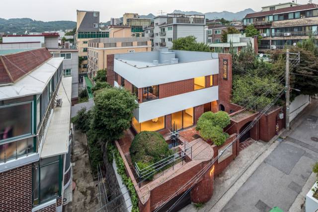 성북구립 최만린미술관은 조각가 최만린이 1974년 완공해 줄곧 살며 작업한 성북구 정릉동 집을 원형 그대로 유지한 채 '하우스 뮤지엄'으로 재탄생했다. /사진제공=성북구립미술관