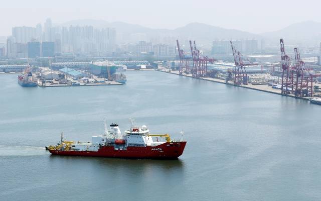 쇄빙연구선 아라온호가 2018년 7월 9번째 북극 연구항해를 위해 인천항을 출항하고 있다. 연합뉴스.