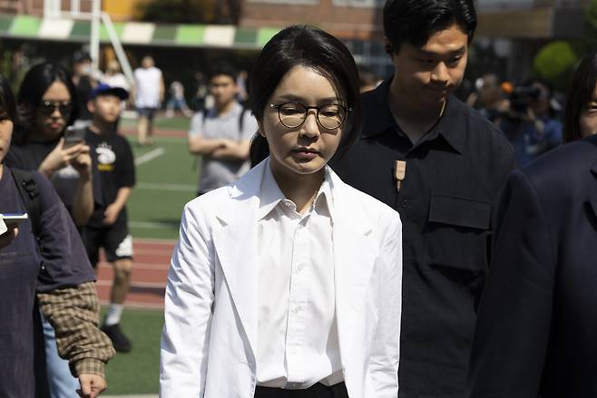 6월3일 서울 서초구 원명초등학교에서 투표를 마친 김건희씨가 차량으로 이동하고 있다. ⓒ시사IN 이명익