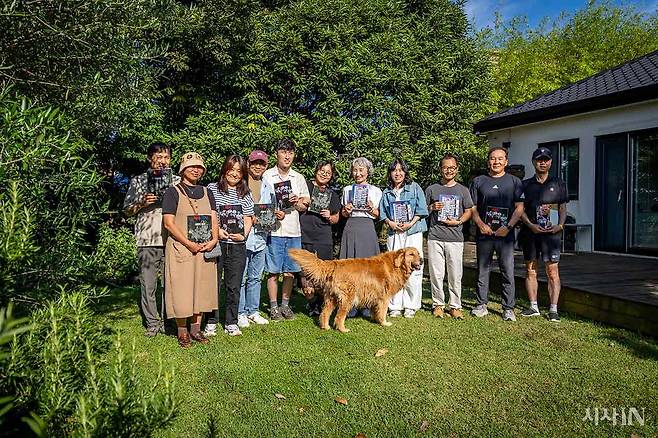 6월14일 ‘찾아가는 독자위원회’에 참석한 독자들이 ‘어떤바람’의 식구인 산방이와 함께 섰다. ⓒ시사IN 박미소