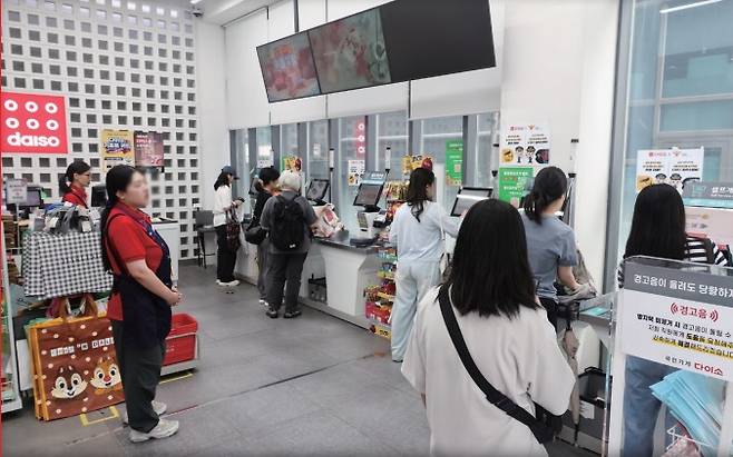 서울 시내 다이소 매장을 찾은 소비자들이 셀프 계산대에서 계산을 하고 있다. &copy; 시사저널 박정훈