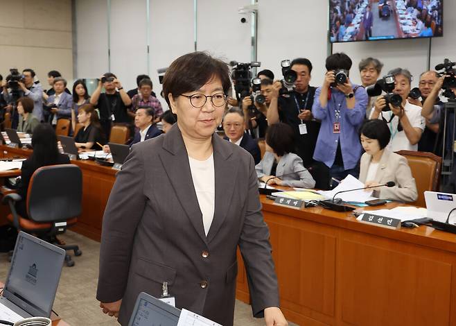 정은경 보건복지부 장관 후보자가 18일 국회 보건복지위원회에서 열린 인사청문회에서 더불어민주당 소속 박주민 위원장에게 선서문을 제출한 뒤 돌아서 자리로 향하고 있다. ⓒ연합뉴스