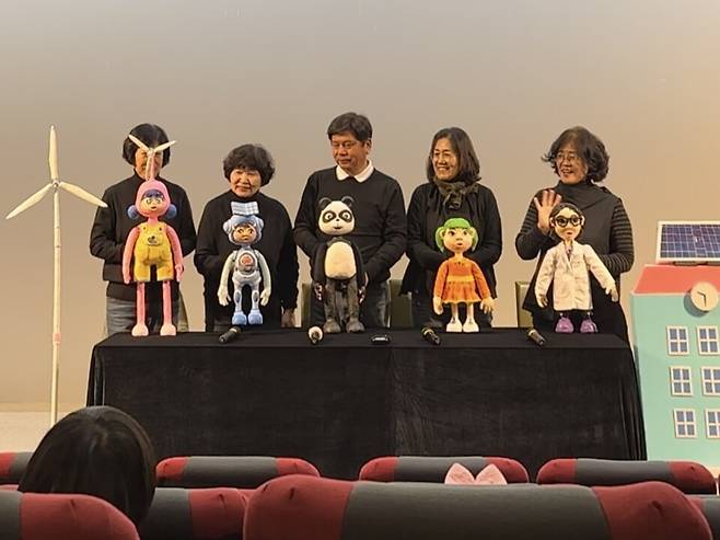 인형극에 등장하는 인형과 시니어들 ⓒ제주에너지공사 제공