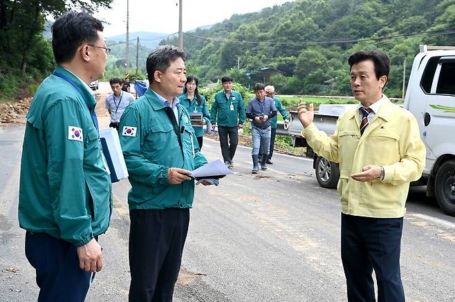 조규일(오른쪽) 진주시장이 18일 명석면 외율마을 침수피해현장을 찾아 현장점검을 진행하고 있다. ⓒ진주시