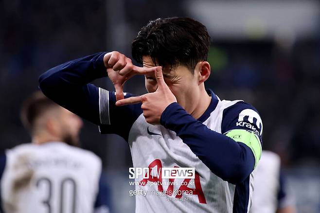 ▲ 영국 매체 '풋볼 런던'은 18일(한국시간) "토마스 프랭크 감독이 토트넘 홋스퍼에서 곧 첫 선을 보인다. 토트넘은 리그원(3부리그) 소속의 레딩과 친선 경기를 치른다. 프랭크 감독은 토트넘에서 일하게 된 후 몇 주 동안 바쁜 시간을 보냈다. 이제 레딩전을 시작으로 선발 자리를 놓고 싸우는 선수들을 살펴보며 토트넘이 어떤 일을 겪게 될지 알 수 있다"라고 전했다.