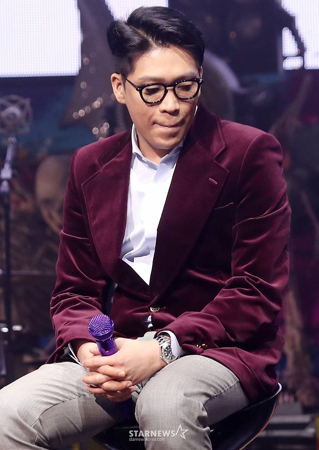 가수 MC몽이 25일 오후 서울 광진구 예스24 라이브홀에서 진행된 정규 8집 앨범 'CHANNEL 8' 발매 기념 기자간담회에서 질의응답을 하고 있다.