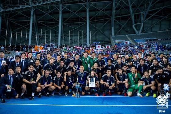 일본 축구대표팀 선수들이 15일 용인미르스타디움에서 열린 한국과의 2025 동아시아축구연맹(EAFF) E-1 풋볼 챔피언십(동아시안컵) 3차전 한국전 승리 이후 우승 세리머니를 한 뒤 일본 원정 팬들과 기념 사진을 촬영하고 있다. /사진=대한축구협회 제공