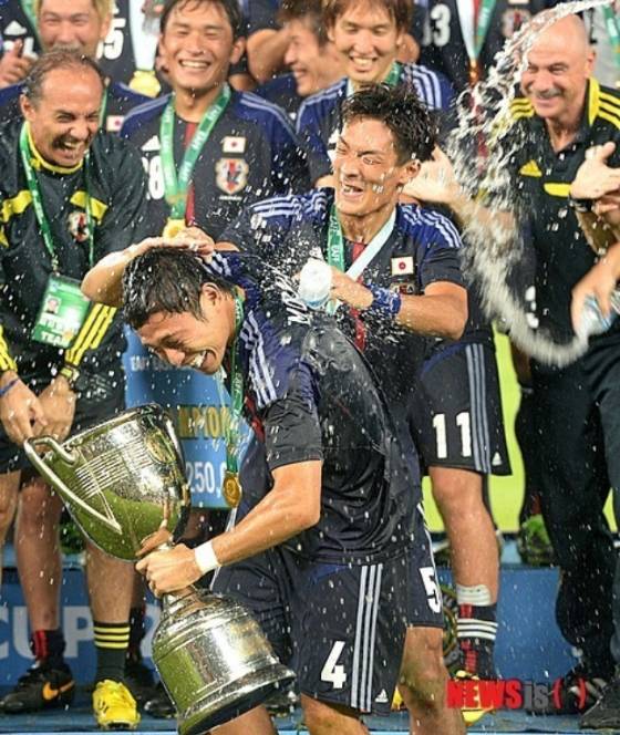 지난 2013년 7월 잠실종합운동장에서 열린 2013 동아시안컵 남자부 대한민국과 일본의 경기에서 일본팀이 우승을 차지, 선수들이 우승 트로피를 들고 기쁨을 나누고 있다. /사진=뉴시스