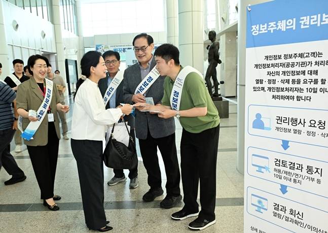 유승민 대한체육회장(오른쪽)이 김나미 사무총장에게 리플렛을 전달하고 있다. /사진=대한체육회
