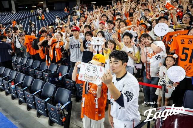 한화 문현빈이 2025 KBO 정규시즌 전반기 마지막 경기였던 대전 KIA전에서 끝내기 안타로 수훈선수가 된 뒤 팬들과 함께 기념사진을 찍고 있다. /사진=한화 이글스 제공