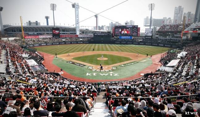 만원관중이 들어찬 수원KT위즈파크. /사진=KT 위즈 제공