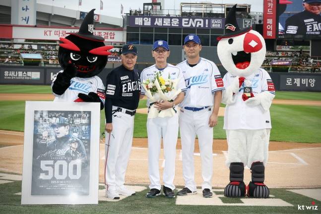 KT 이강철 감독(가운데)이 18일 수원KT위즈파크에서 열린 한화전을 앞두고 열린 KBO 통산 500승 시상식에서 김경문(왼쪽) 한화 감독, 장성우와 기념사진을 찍고 있다. /사진=KT 위즈 제공