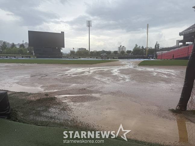 18일 KIA-NC전이 열릴 예정이던 광주-기아 챔피언스필드에 빗물이 고여있다. /사진=양정웅 기자