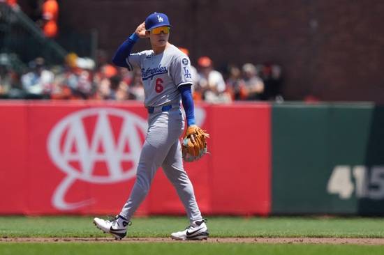 미국 스포츠 전문 매체 '스포츠일러스트레이티드'는 17일 ESPN LA 팟캐스트 방송 내용을 인용해 다저스와 가디언스의 트레이드 시나리오를 보도했다. 이들이 주목한 선수는 가디언스의 마무리 투수 엠마누엘 클라세와 외야수 스티븐 콴이다. 매체는 다저스가 먼저 좌완 저스틴 로블레스키, 우완 벤 카스파리우스, 유망주 외야수 조수에 데 파울라, 그리고 추가 유망주를 묶어 두 선수 데려올 수 있다고 전망했다. 그 정도 조건으로는 부족하다는 의견도 있었다. 다저스가 포수 달튼 러싱, 재활 중인 우완 투수 더스틴 메이, 그리고 김혜성까지 추가해야 거래가 성사될 가능성이 있다고 바라보기도 했다. 연합뉴스