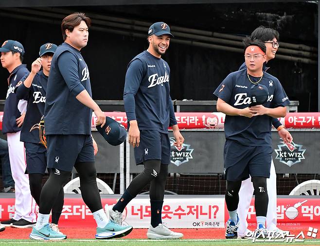 가운데에 선 한화 이글스 외인 타자 루이스 리베라토가 17일 수원 KT위즈파크에서 KT 위즈와 경기를 앞두고 그라운드로 나와 훈련을 준비하고 있다. 수원, 김한준 기자