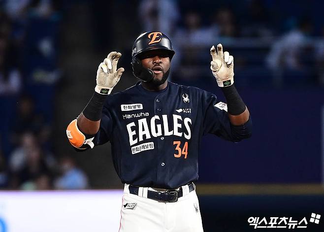 한화 이글스 외인 타자 에스테반 플로리얼이 올해 정규시즌 경기에 출전해 세리머니하고 있다. 엑스포츠뉴스 DB