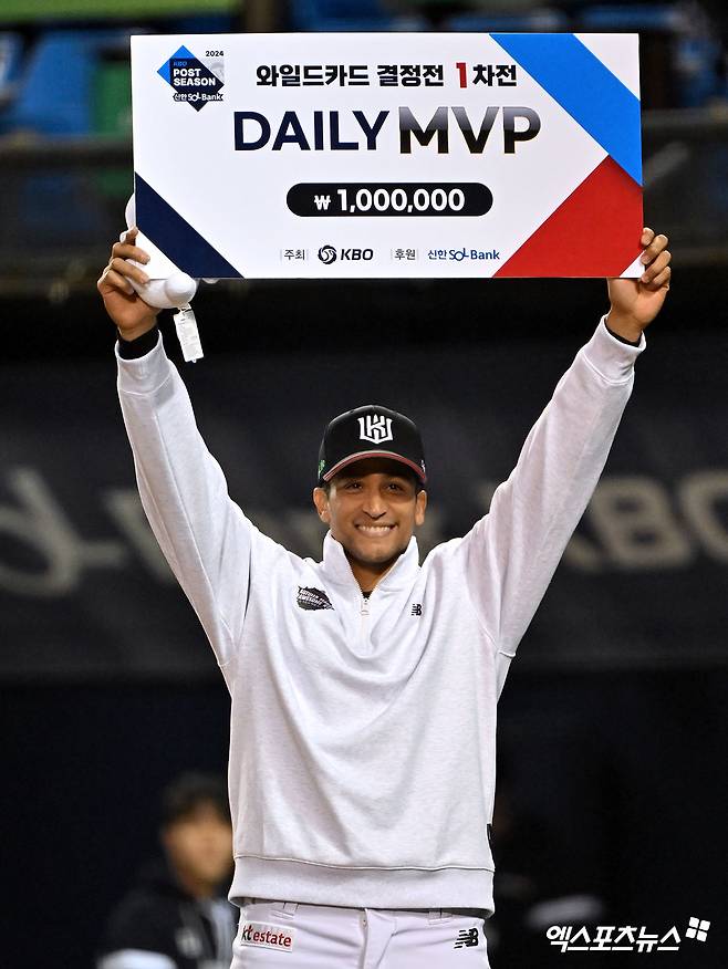 KT 위즈 선발투수 윌리엄 쿠에바스가 지난해 두산 베어스와의 와일드카드 결정전에서 데일리 MVP를 수상한 뒤 기념촬영하고 있다. 엑스포츠뉴스 DB