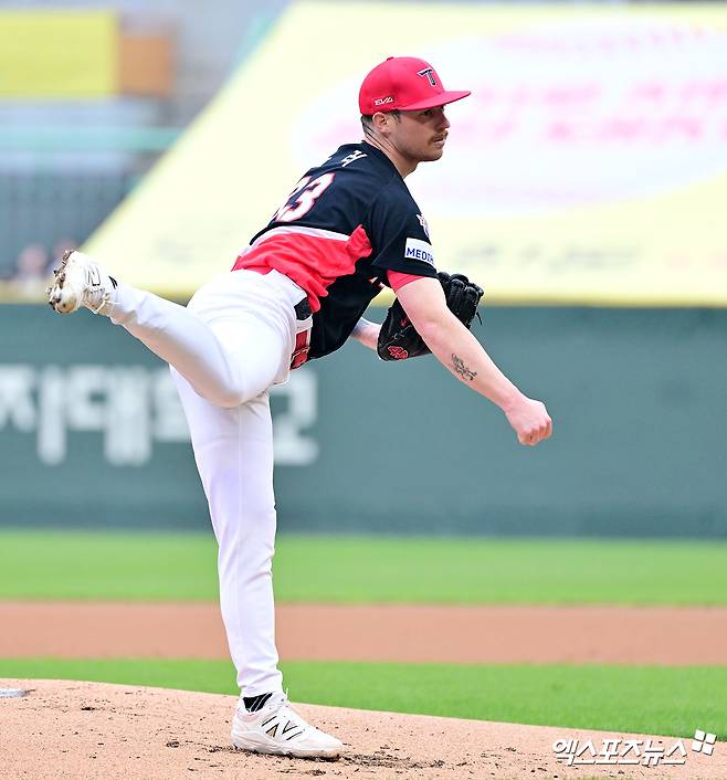 10일 오후 인천SSG랜더스필드에서 열린 '2025 신한 SOL Bank KBO리그' KIA 타이거즈와 SSG 랜더스의 경기, 1회말 KIA 선발투수 올러가 공을 힘차게 던지고 있다. 엑스포츠뉴스 DB