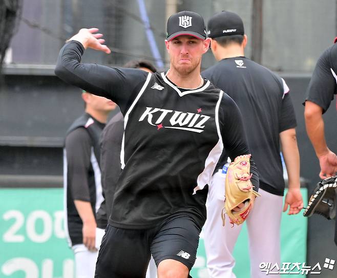 KT 위즈 새 외국인 투수 패트릭 머피가 17일 수원 KT위즈파크에서 훈련에 임하고 있다. 수원, 김한준 기자