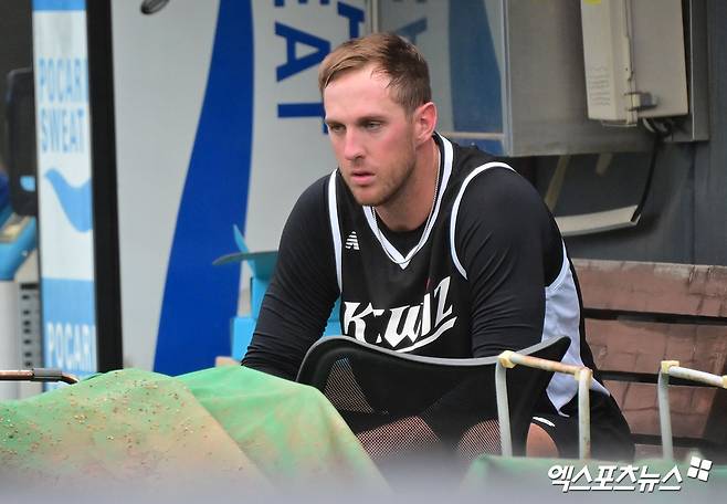 KT 위즈 새 외국인 투수 패트릭 머피가 17일 수원 KT위즈파크에서 훈련 후 휴식을 취하고 있다. 수원, 김한준 기자