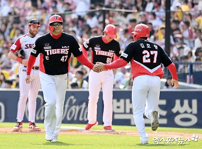 28일 오후 서울 송파구 잠실야구장에서 열린 '2024 신한 SOL Bank KBO리그' KIA 타이거즈와 LG 트윈스의 경기, 7회초 무사 1루 KIA 나성범이 볼넷으로 출루한 뒤 김호령과 교체되고 있다. 엑스포츠뉴스 DB