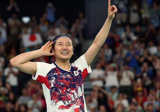 배드민턴 여자 단식 세계 1위 안세영이 세계배드민턴연맹(BWF) 월드투어 슈퍼 750 일본오픈에서 자신의 최대 라이벌 중국의 천위페이(5위)에 복수극을 펼치고 준결승에 올랐다. 안세영은 18일 일본 도쿄의 도쿄 메트로폴리탄 체육관에서 열린 대회 나흘 째 여자단식 8강에서 천위페이를 43분 만에 게임스코어 2-0(21-16 21-9)으로 완파했다. 안세영은 지난 5월 싱가포르오픈 8강에서 천위페이에 0-2로 졌다. 두 달 만에 설욕에 성공했다. 연합뉴스