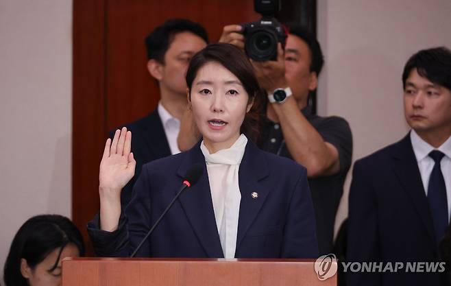 선서하는 강선우 여가부 장관 후보자 강선우 여성가족부 장관 후보자가 7월 14일 서울 여의도 국회 여성가족위원회에서 열린 인사청문회에서 선서하고 있다.[연합뉴스 자료사진]