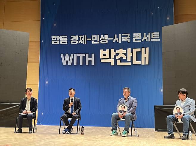 질문에 답하는 박찬대 당 대표 후보 (서울=연합뉴스) 김정진 기자 = 더불어민주당 박찬대 당 대표 후보가 16일 대전대 혜화문화관에서 열린 토크 콘서트에서 질문에 답하고 있다. 2025.7.16 stopn@yna.co.kr