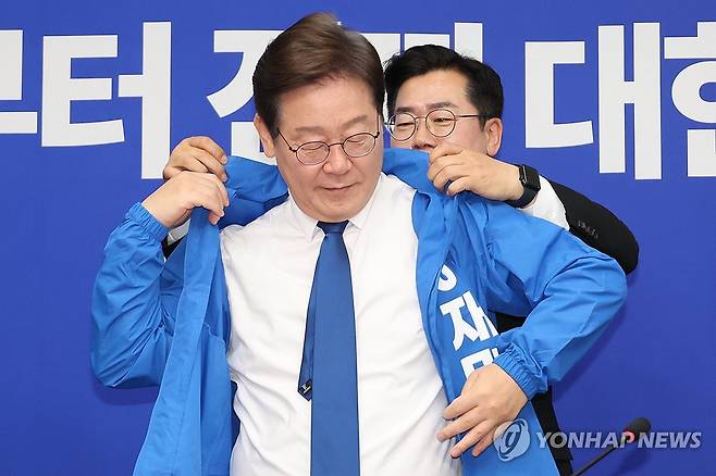 선거운동용 점퍼 입는 이재명 대선 후보 [연합뉴스 자료사진]