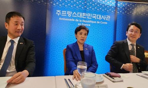 파리 찾은 대통령 특사단 (파리=연합뉴스) 송진원 특파원 = 강금실 전 법무부 장관을 단장으로 하는 대통령 프랑스 특사단이 17일(현지시간) 파리에서 현지 특파원들과 만나 프랑스 관계자들 면담 내용을 설명하고 있다. san@yna.co.kr 2025.07.17.