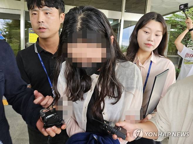 시험기간 학교 무단 침입한 기간제 교사 영장실질심사 (안동=연합뉴스) 김선형 기자 = 시험기간 중 학교에 무단 침입한 혐의(건조물 침입 등)로 구속 영장이 청구된 전직 기간제 교사 (30대)가 지난 14일 대구지법 안동지원에서 구속 전 피의자 심문(영장실질심사)을 받은 후 이동하고 있다. 2025.7.14 sunhyung@yna.co.kr