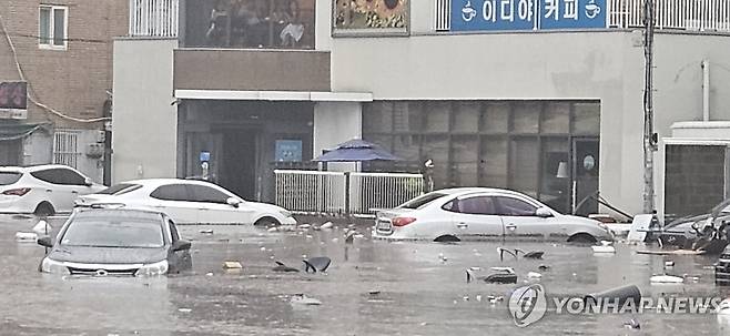 대구 북구 노곡동 침수 피해 (대구=연합뉴스) 17일 대구 북구 노곡동 일대가 폭우로 침수돼 차들이 물에 잠겨 있다. 2025.7.17 [대구 북구 제공. 재판매 및 DB금지] hsb@yna.co.kr