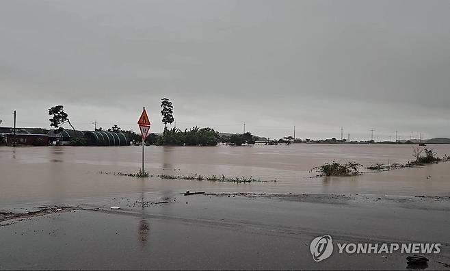 400mm 넘는 폭우에 범람한 서산 청지천 (서산=연합뉴스) 호우경보가 발효된 충남 서산시 석림동 청지천이 범람해 도로와 농경지가 물에 잠겨 있다. 2025.7.17 [독자 제공. 재판매 및 DB 금지] swan@yna.co.kr